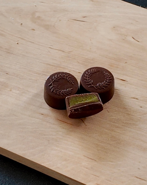 Bonbon chocolat lait et praliné pistache