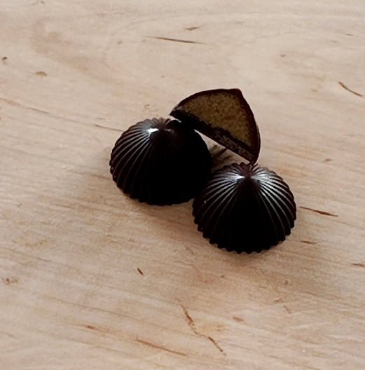 Bonbon chocolat noir et praliné sésame