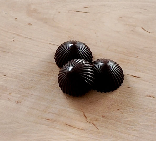 Bonbon chocolat noir et praliné sésame
